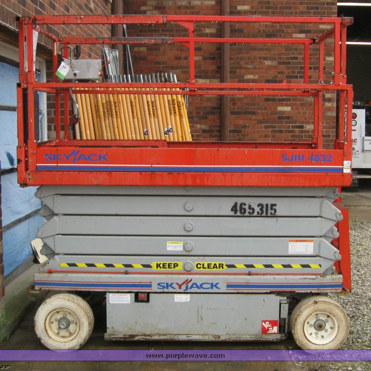 image for item 6774 2004 Skyjack SJIII4832 scissor lift