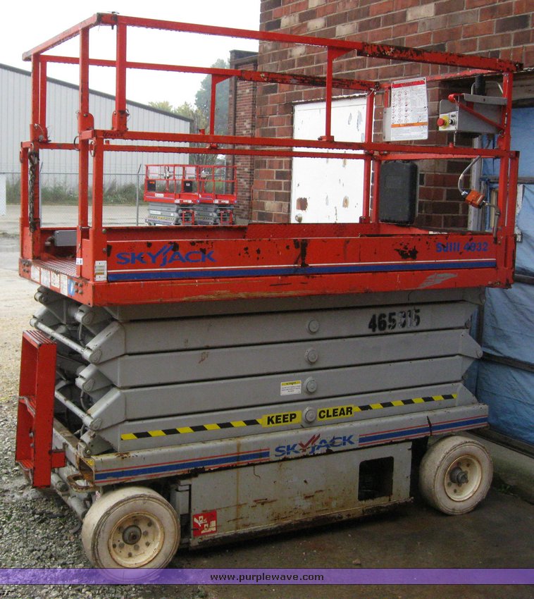 image for item 6774 2004 Skyjack SJIII4832 scissor lift