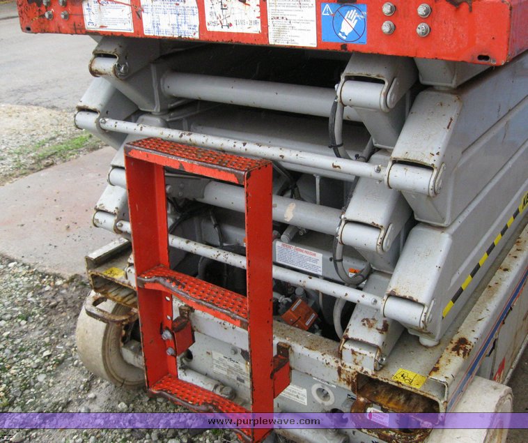 image for item 6774 2004 Skyjack SJIII4832 scissor lift