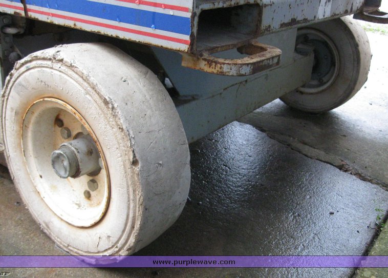 image for item 6774 2004 Skyjack SJIII4832 scissor lift