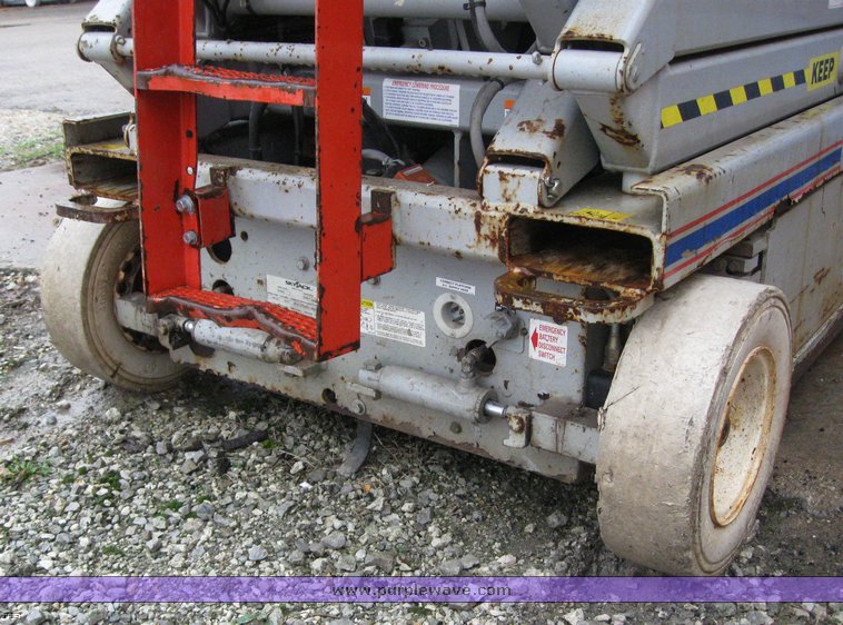 image for item 6774 2004 Skyjack SJIII4832 scissor lift