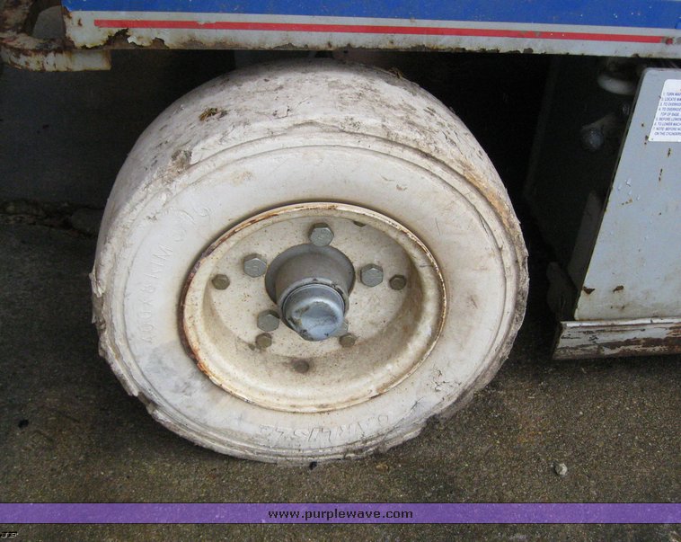 image for item 6774 2004 Skyjack SJIII4832 scissor lift