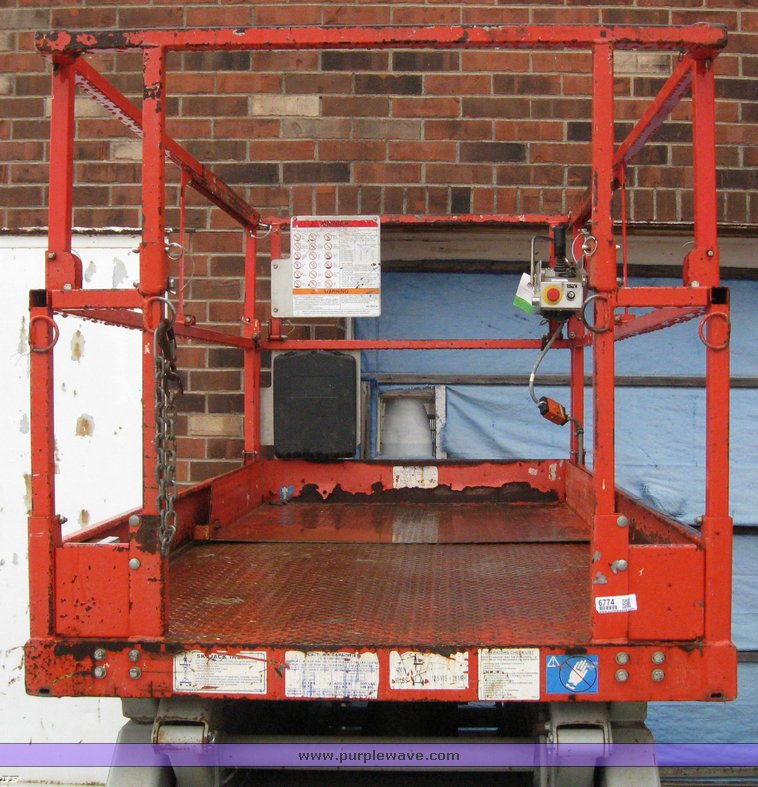 image for item 6774 2004 Skyjack SJIII4832 scissor lift