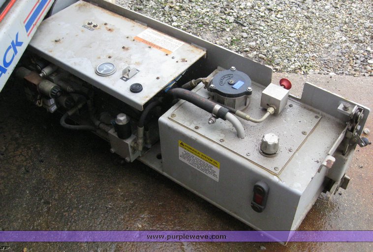 image for item 6774 2004 Skyjack SJIII4832 scissor lift