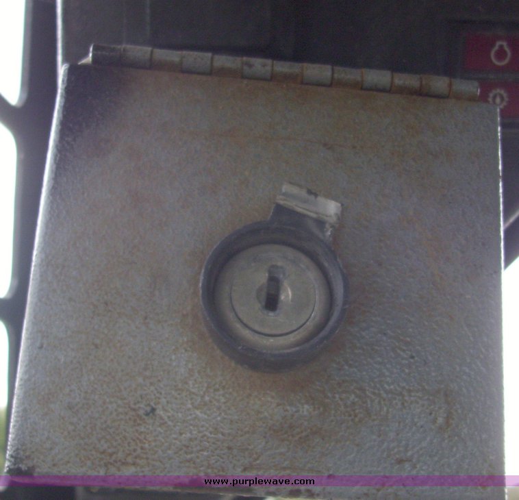 image for item 7327 Bobcat 863 skid steer