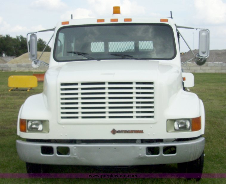 image for item 7328 1990 International Series 4700 crew cab flatbed