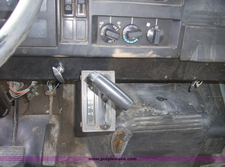 image for item 7328 1990 International Series 4700 crew cab flatbed