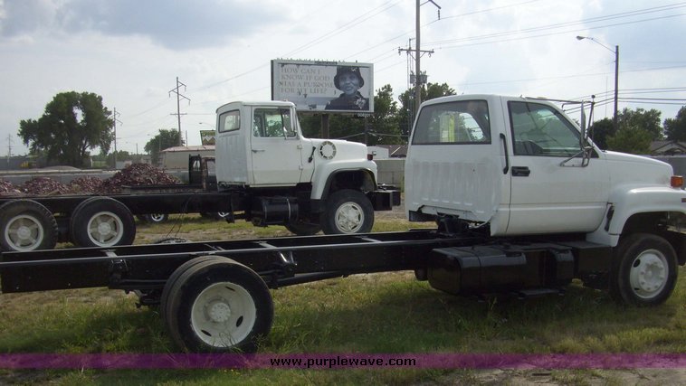 image for item 7332 1991 GMC Top kick C7H042 cab and chassis