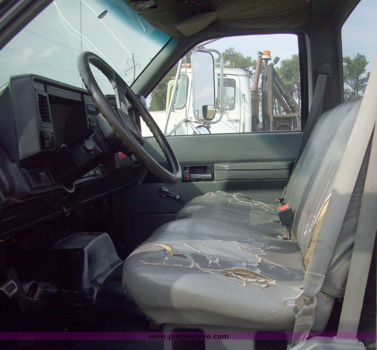 image for item 7332 1991 GMC Top kick C7H042 cab and chassis