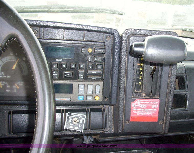 image for item 7332 1991 GMC Top kick C7H042 cab and chassis