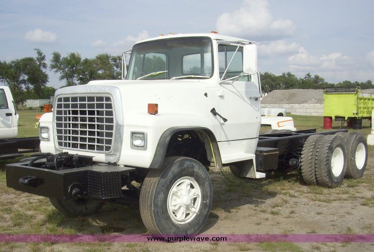 image for item 7333 1978 Ford cab and chassis