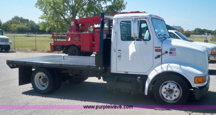 image for item 7401 2000 International 4700 Lo-Profile T444E truck