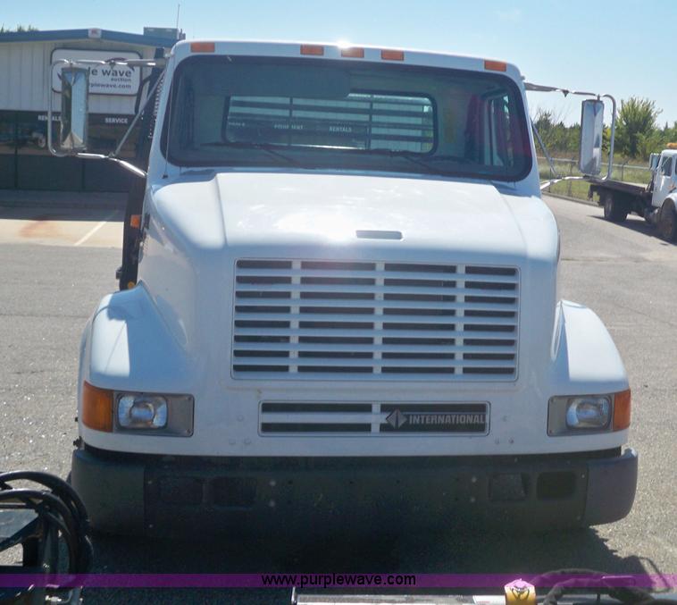 image for item 7401 2000 International 4700 Lo-Profile T444E truck