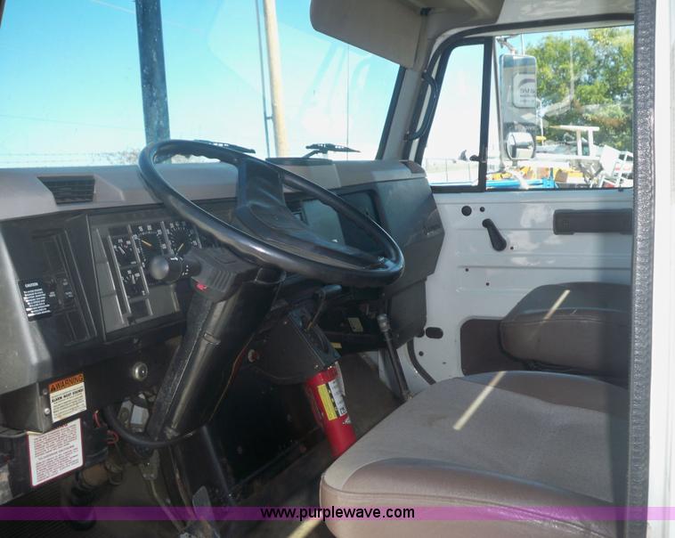 image for item 7401 2000 International 4700 Lo-Profile T444E truck