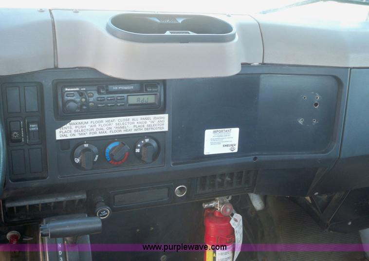 image for item 7401 2000 International 4700 Lo-Profile T444E truck