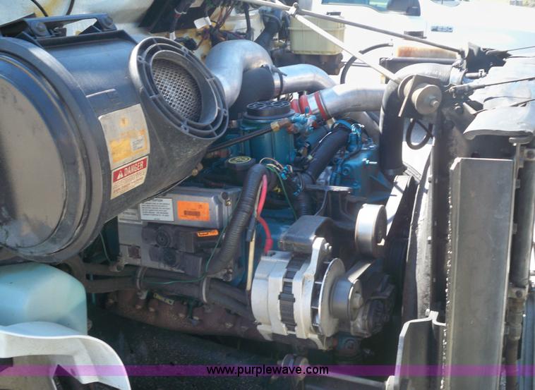 image for item 7401 2000 International 4700 Lo-Profile T444E truck