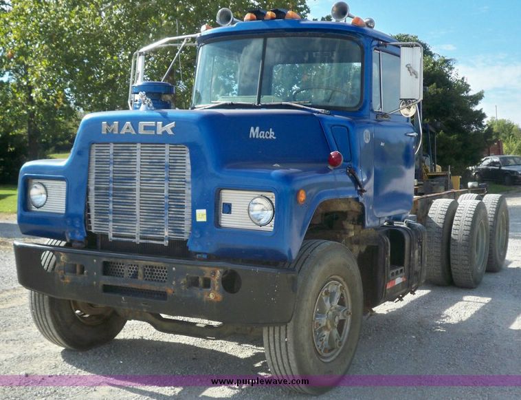 image for item 7416 1984 Mack 600 U600 tandem axle truck