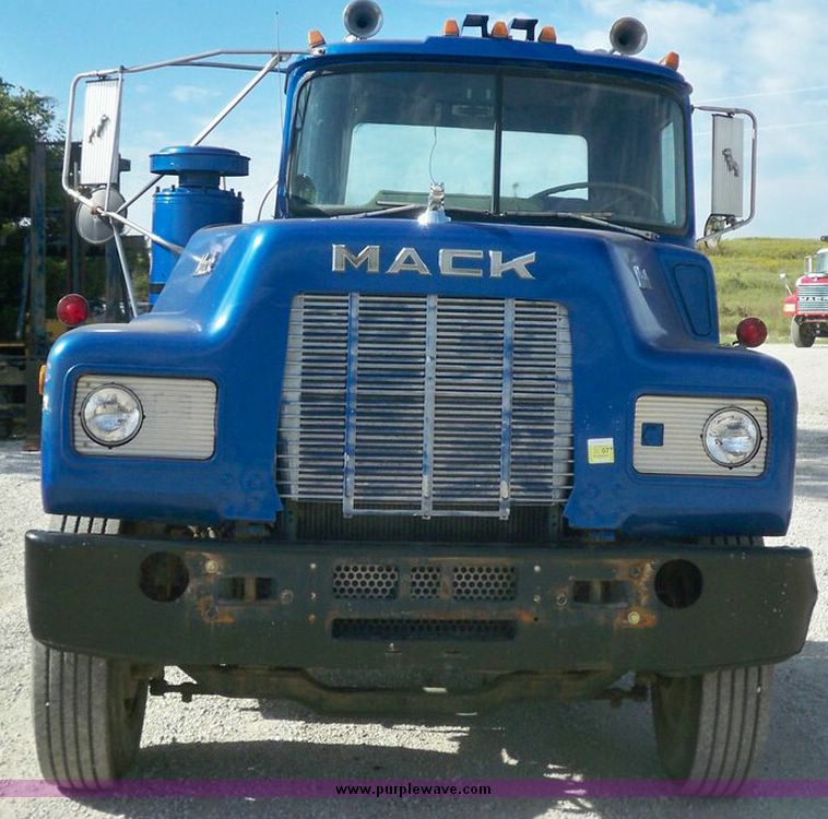 image for item 7416 1984 Mack 600 U600 tandem axle truck