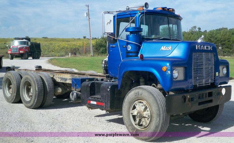 image for item 7416 1984 Mack 600 U600 tandem axle truck