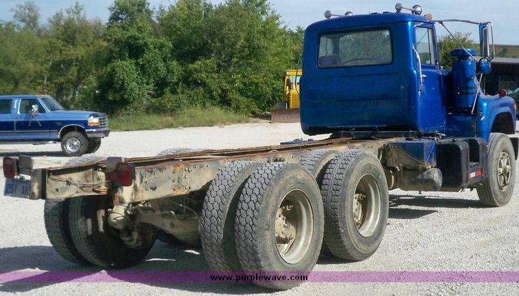 image for item 7416 1984 Mack 600 U600 tandem axle truck