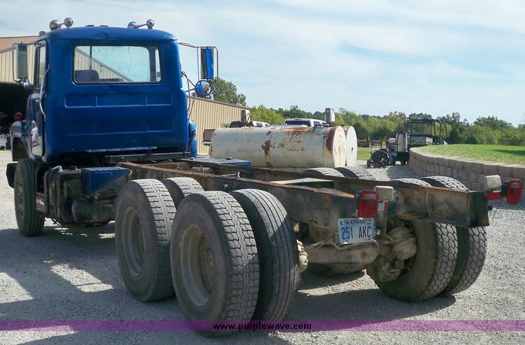 image for item 7416 1984 Mack 600 U600 tandem axle truck