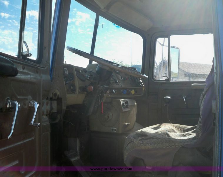 image for item 7416 1984 Mack 600 U600 tandem axle truck