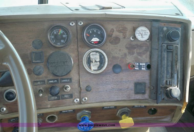 image for item 7416 1984 Mack 600 U600 tandem axle truck