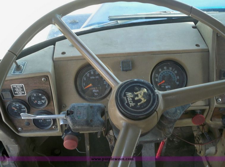 image for item 7416 1984 Mack 600 U600 tandem axle truck