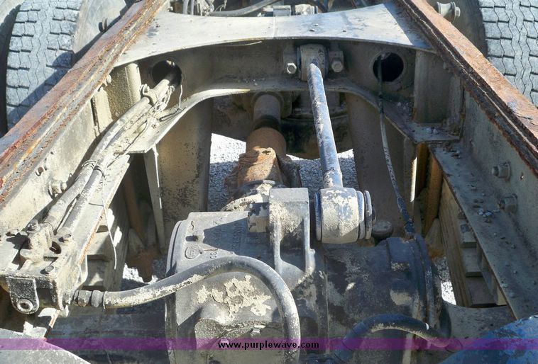 image for item 7416 1984 Mack 600 U600 tandem axle truck