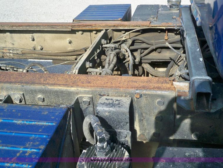 image for item 7416 1984 Mack 600 U600 tandem axle truck