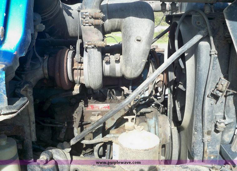 image for item 7416 1984 Mack 600 U600 tandem axle truck