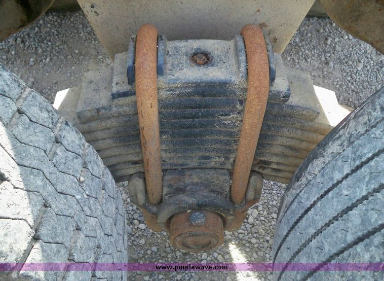 image for item 7416 1984 Mack 600 U600 tandem axle truck