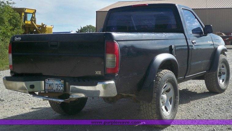 image for item 7418 1998 Nissan Frontier/XE pickup