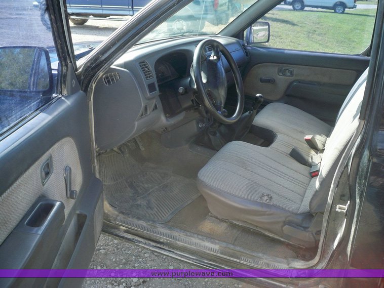 image for item 7418 1998 Nissan Frontier/XE pickup