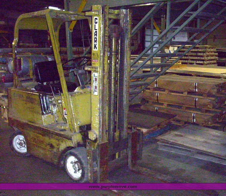 Clark CF 40 forklift in Wichita, KS Item 7658 sold Purple Wave