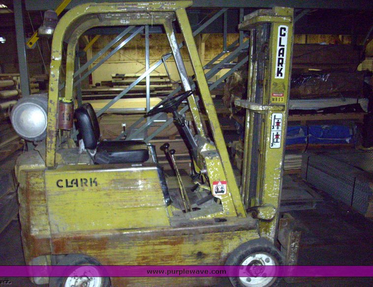 Clark CF 40 forklift in Wichita, KS Item 7658 sold Purple Wave