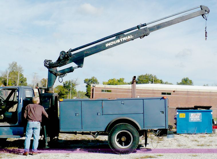 image for item 8567 1984 GMC C6500 service truck