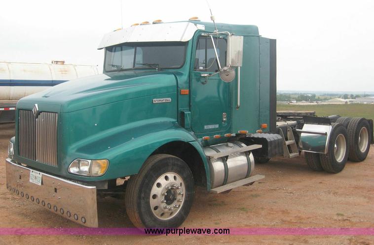 image for item 8753 1999 International 9200 semi truck