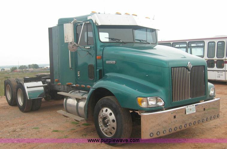 image for item 8753 1999 International 9200 semi truck