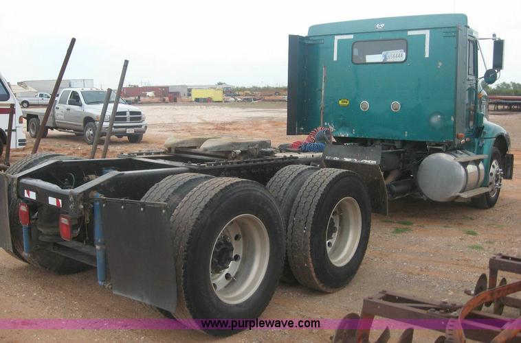 image for item 8753 1999 International 9200 semi truck