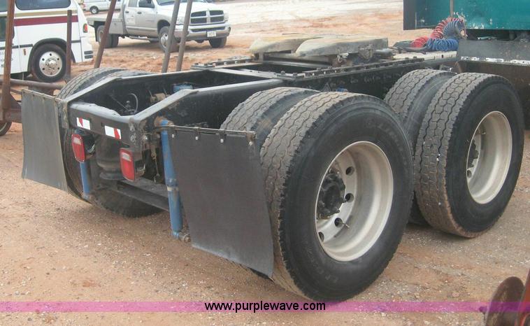 image for item 8753 1999 International 9200 semi truck