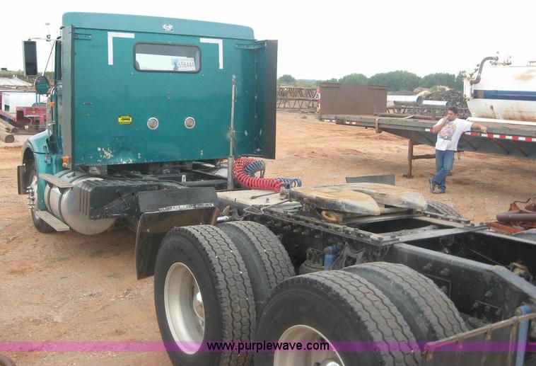 image for item 8753 1999 International 9200 semi truck