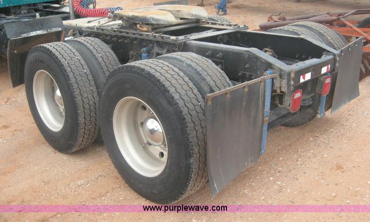 image for item 8753 1999 International 9200 semi truck