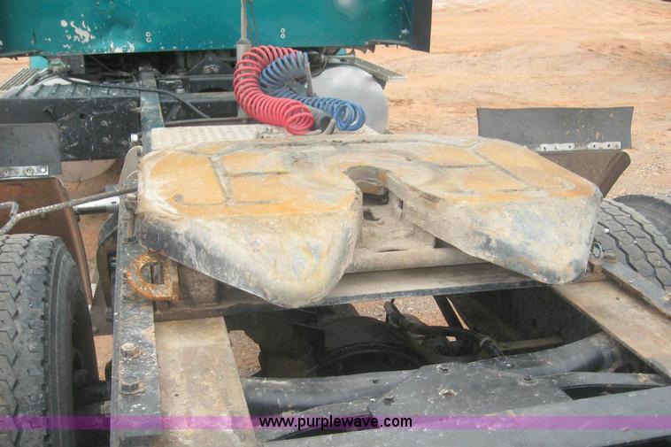 image for item 8753 1999 International 9200 semi truck