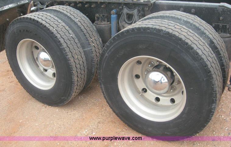 image for item 8753 1999 International 9200 semi truck