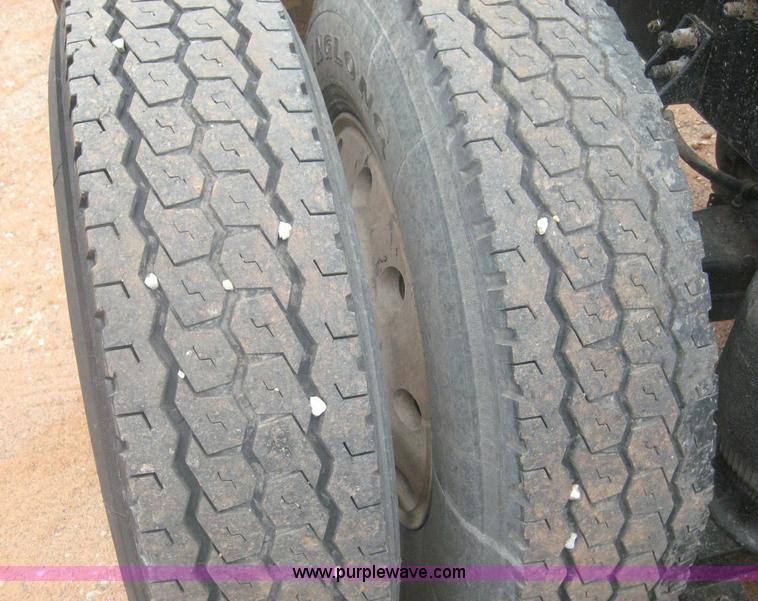 image for item 8753 1999 International 9200 semi truck