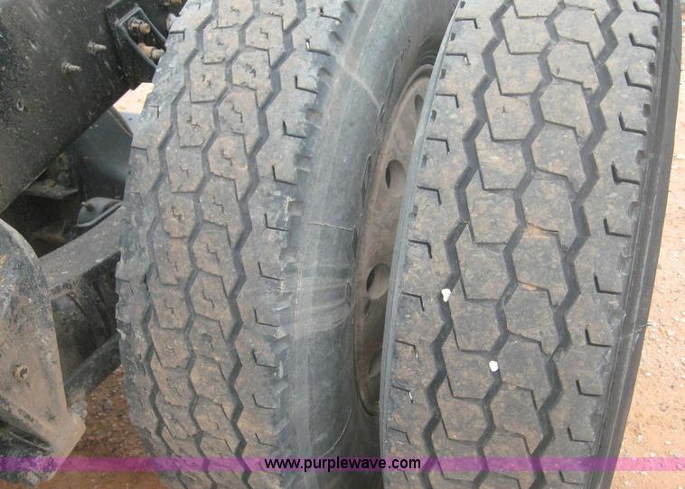 image for item 8753 1999 International 9200 semi truck