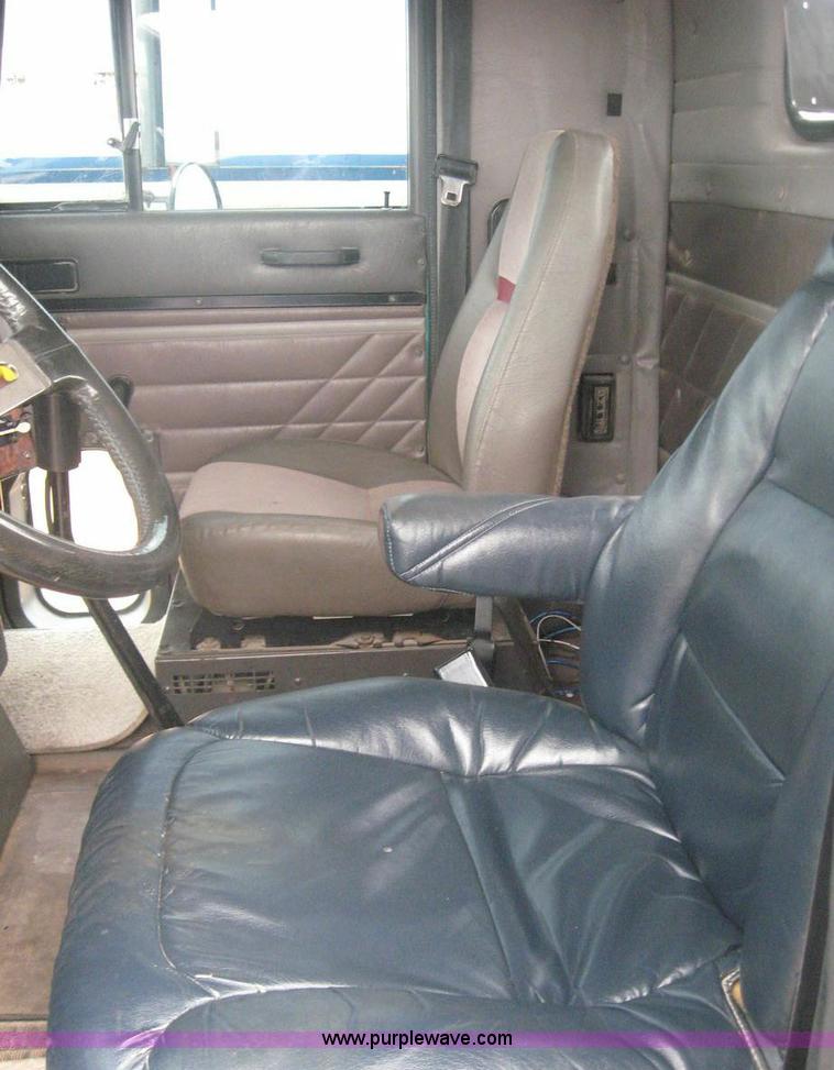 image for item 8753 1999 International 9200 semi truck