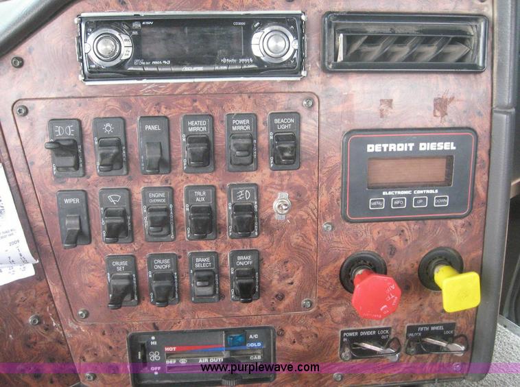 image for item 8753 1999 International 9200 semi truck