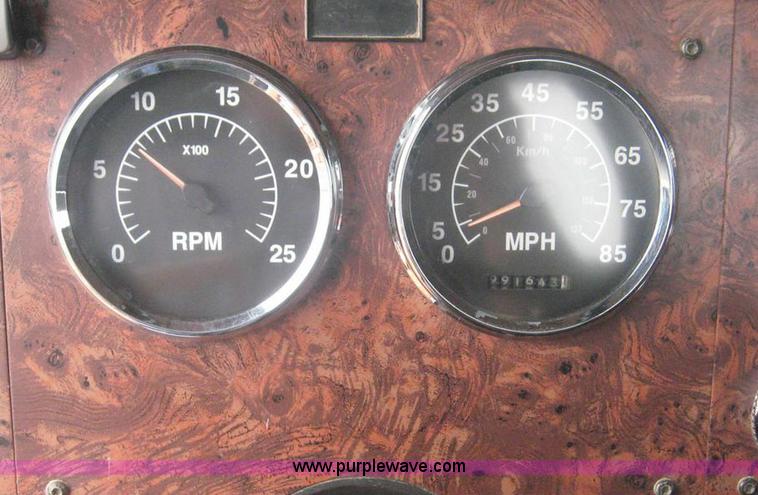 image for item 8753 1999 International 9200 semi truck